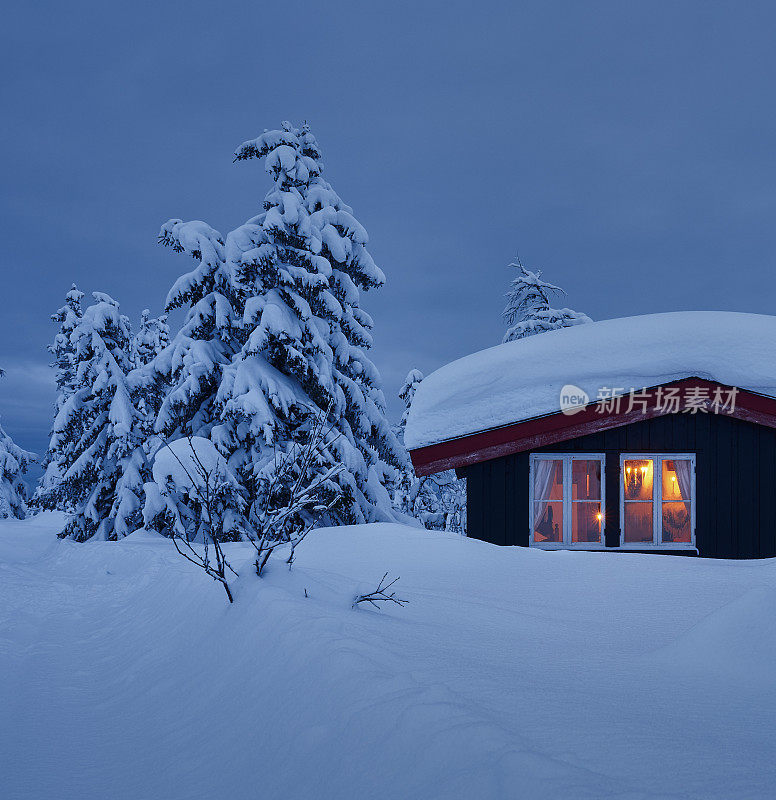 12月/ 1月晚上的山间小屋，Synnfjell - Oppland County Norway